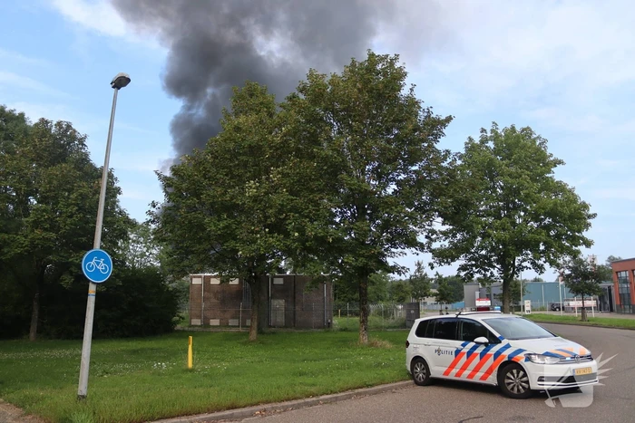Enorme rookontwikkeling bij grote brand in bouwbedrijf