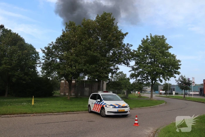 Enorme rookontwikkeling bij grote brand in bouwbedrijf