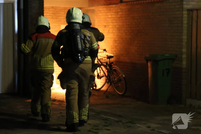 Buitenbrand tegen gevel van woning