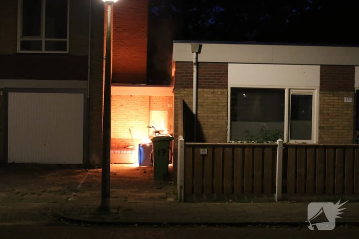 Buitenbrand tegen gevel van woning