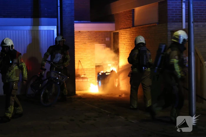 Buitenbrand tegen gevel van woning