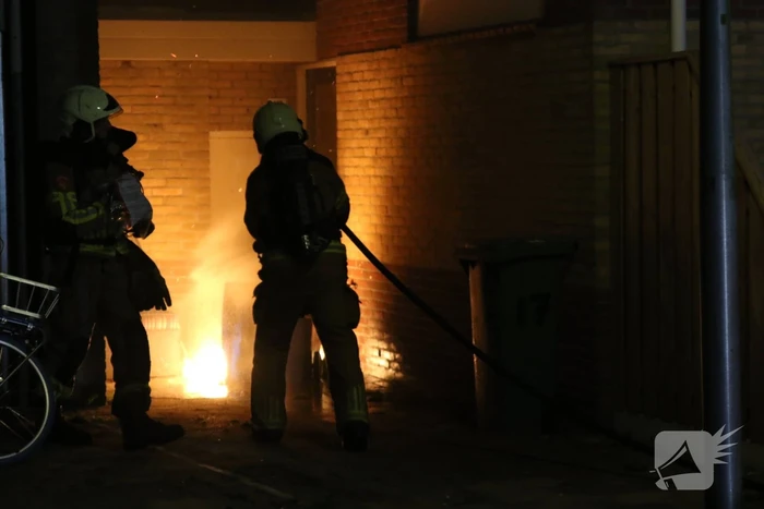 Buitenbrand tegen gevel van woning