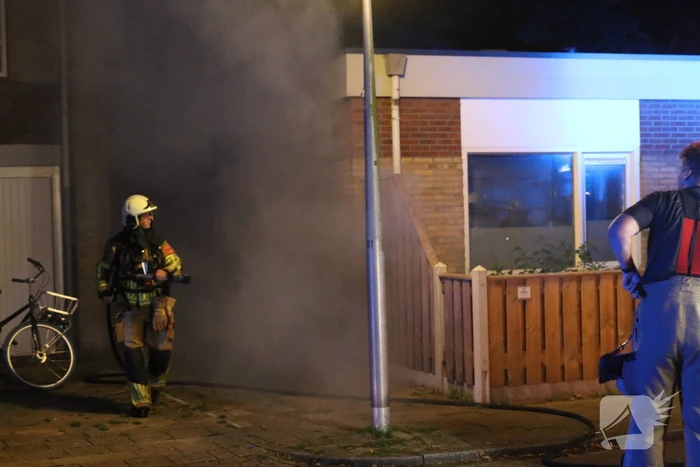 Buitenbrand tegen gevel van woning