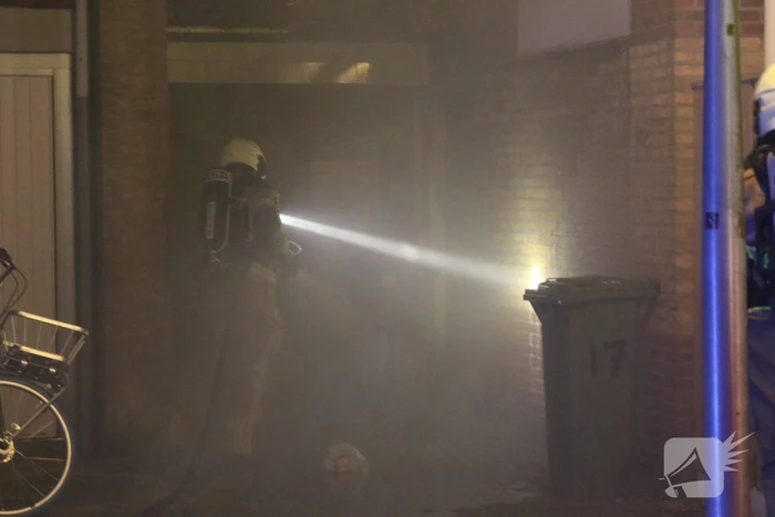 Buitenbrand tegen gevel van woning