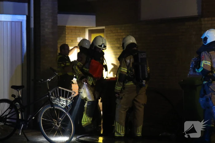 Buitenbrand tegen gevel van woning