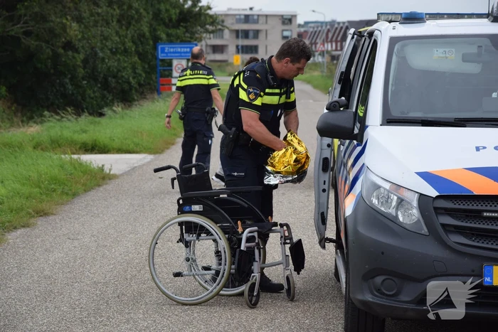 Vrouw belandt in sloot met rolstoel