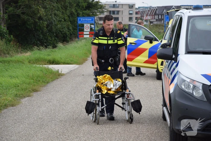 Vrouw belandt in sloot met rolstoel