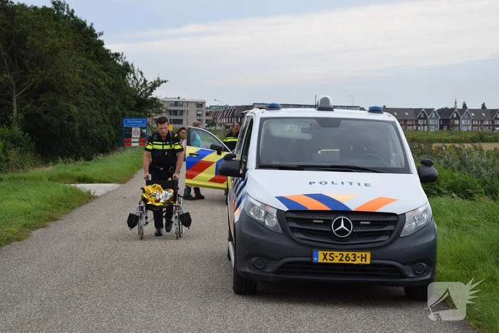 Vrouw belandt in sloot met rolstoel