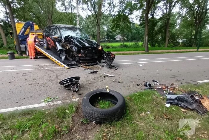 Automobilist knalt tegen boom aan