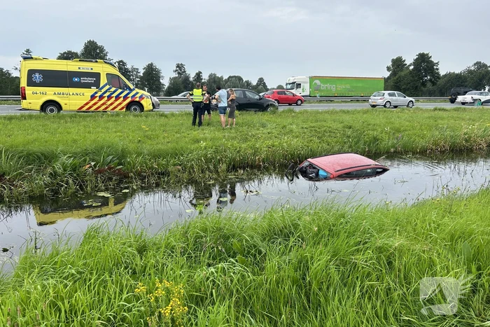 Flinke file door voertuig te water