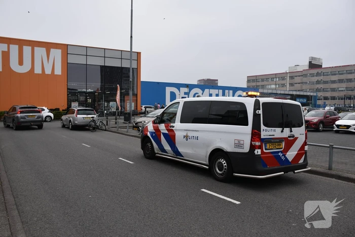 Fietser klapt op achterkant personenauto