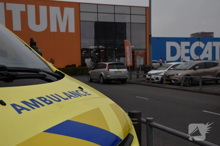 Fietser klapt op achterkant personenauto