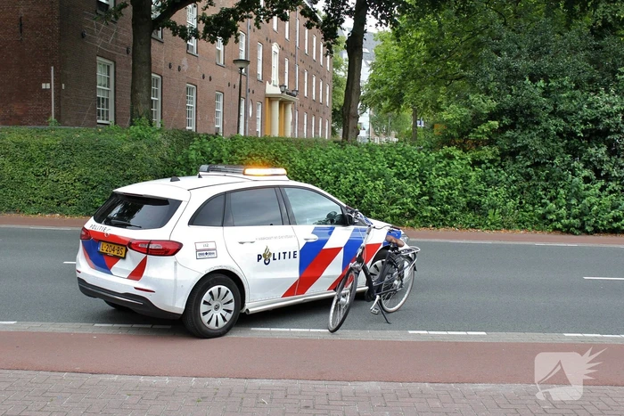 Fietser geschept door personenauto