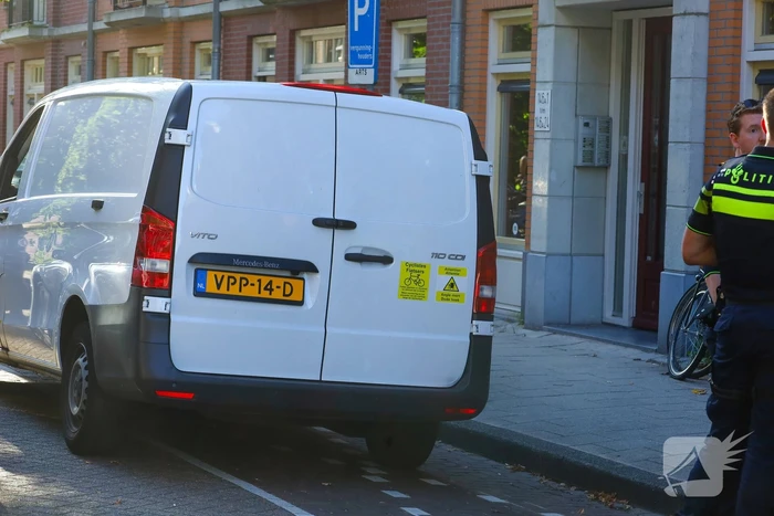 Pakketbezorger beroofd van voertuig