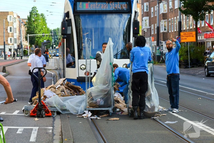 Oud papier container zorgt voor vertraging tram