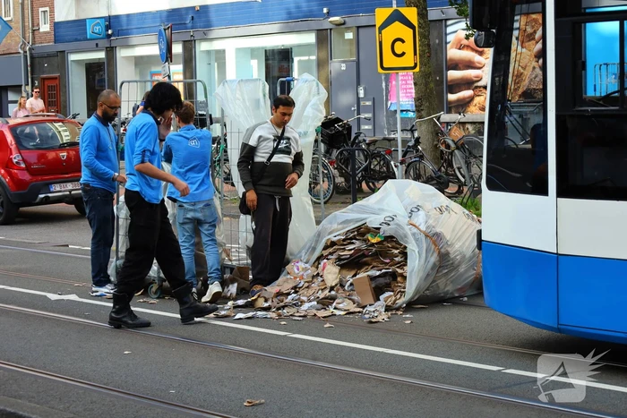 Oud papier container zorgt voor vertraging tram
