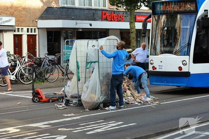 Oud papier container zorgt voor vertraging tram