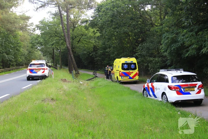 Gewonde en grote schade nadat auto van weg raakt