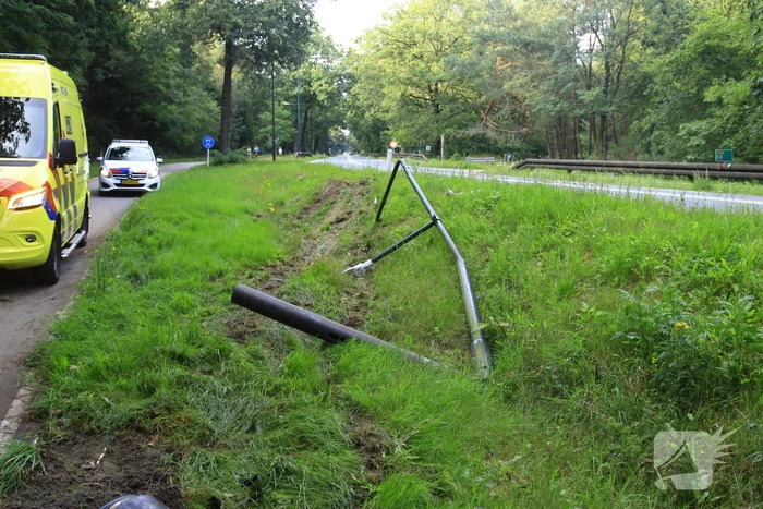 Gewonde en grote schade nadat auto van weg raakt