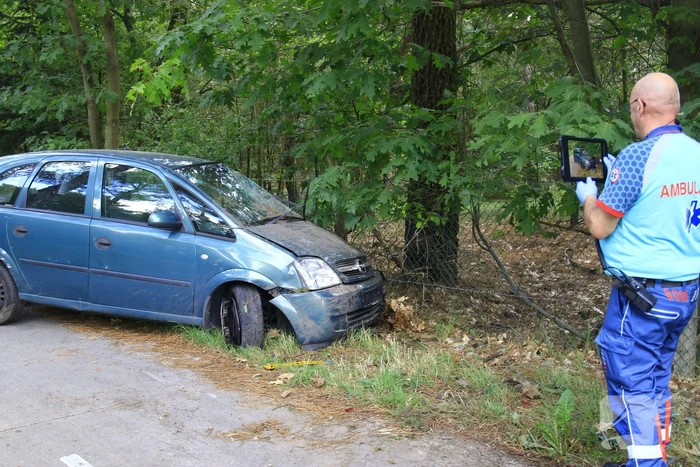 Gewonde en grote schade nadat auto van weg raakt