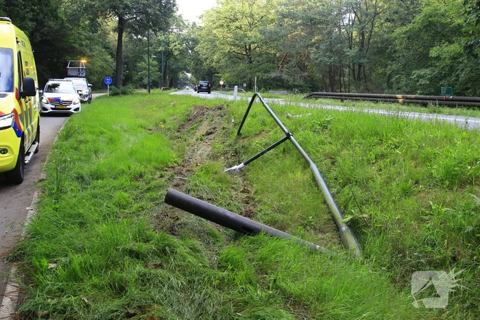 Gewonde en grote schade nadat auto van weg raakt