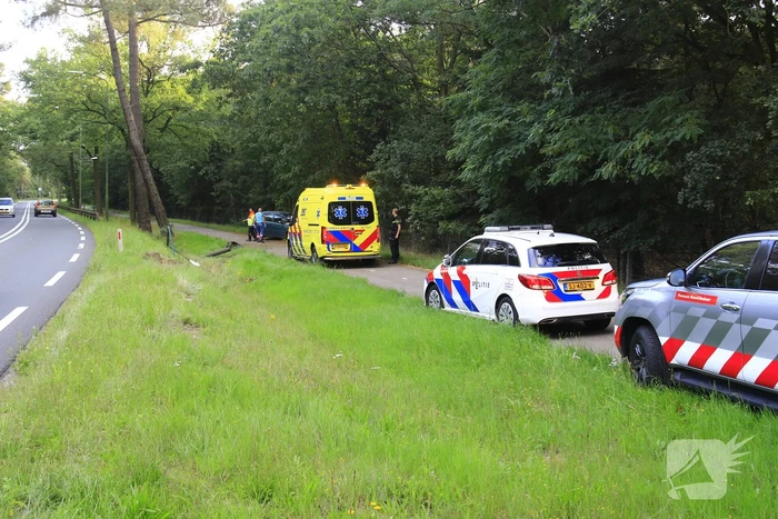 Gewonde en grote schade nadat auto van weg raakt