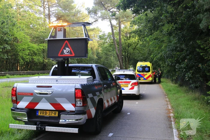 Gewonde en grote schade nadat auto van weg raakt