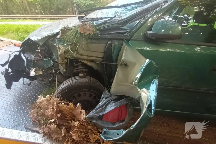 Gewonde en grote schade nadat auto van weg raakt