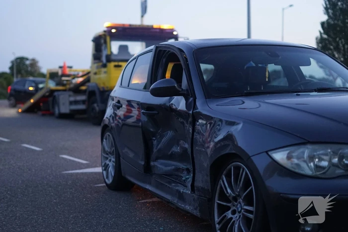 Auto's botsen op elkaar bij kruising