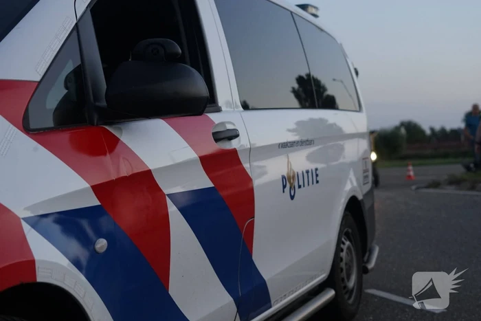 Auto's botsen op elkaar bij kruising