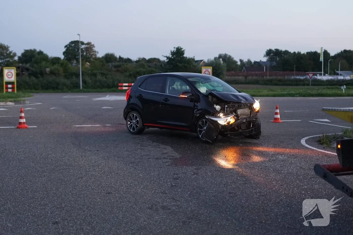 Auto's botsen op elkaar bij kruising