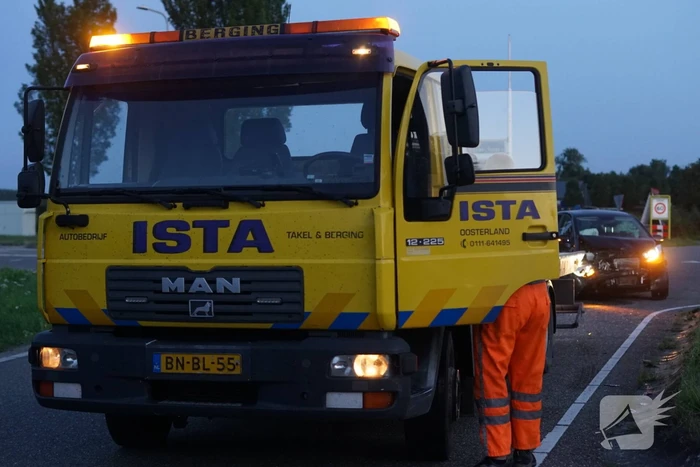 Auto's botsen op elkaar bij kruising
