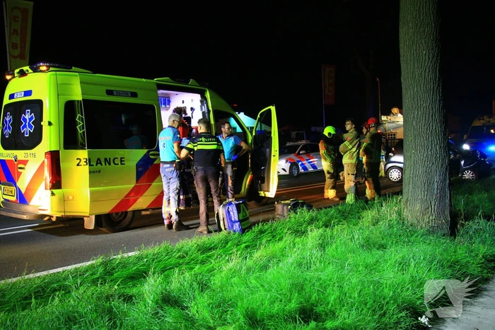 Twee gewonden bij frontale botsing met boom