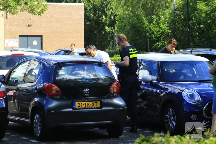 Fietser botst op stilstaande auto