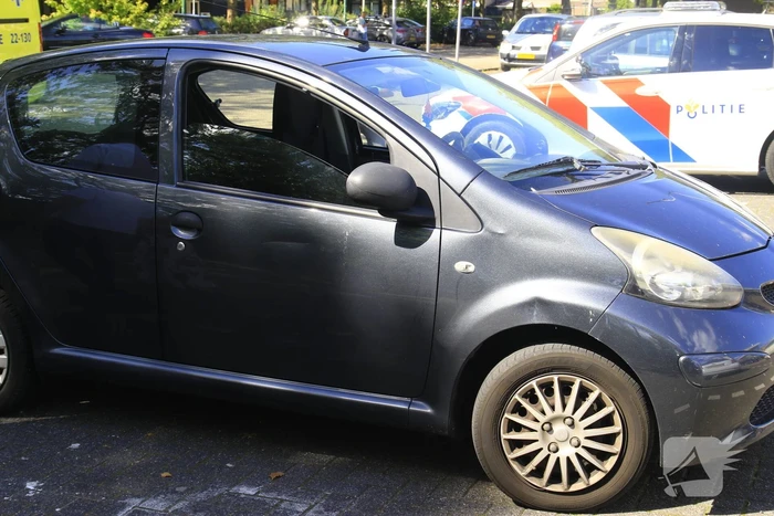 Fietser botst op stilstaande auto