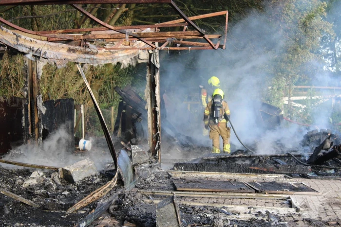 Schuur van boerderij volledig uitgebrand