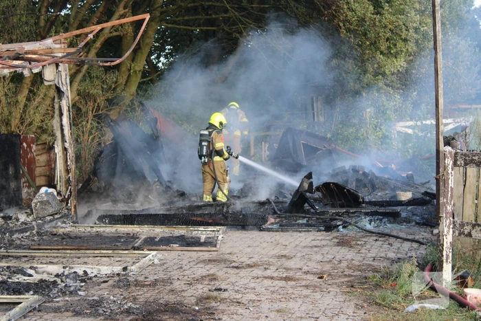 Schuur van boerderij volledig uitgebrand