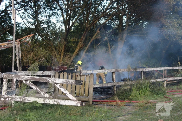 Schuur van boerderij volledig uitgebrand