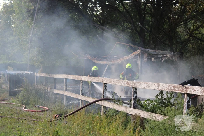 Schuur van boerderij volledig uitgebrand