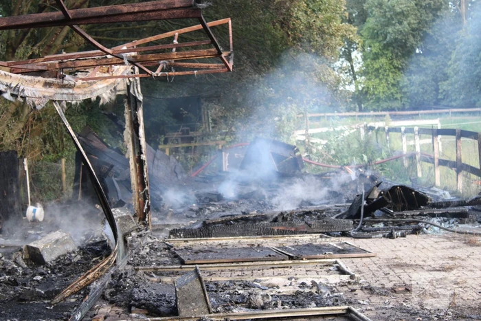 Schuur van boerderij volledig uitgebrand