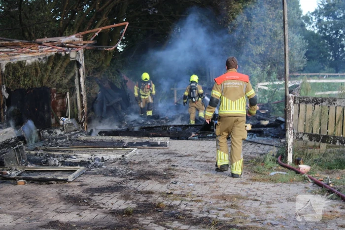 Schuur van boerderij volledig uitgebrand