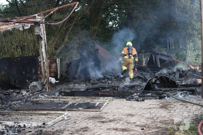 Schuur van boerderij volledig uitgebrand