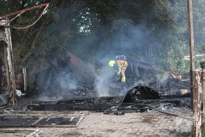 Schuur van boerderij volledig uitgebrand