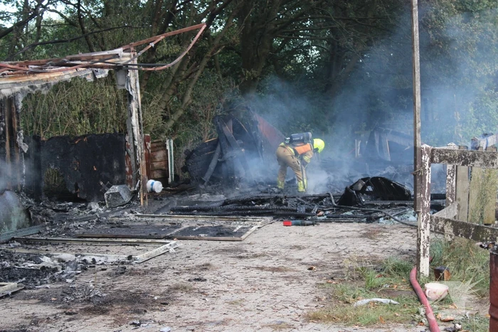 Schuur van boerderij volledig uitgebrand
