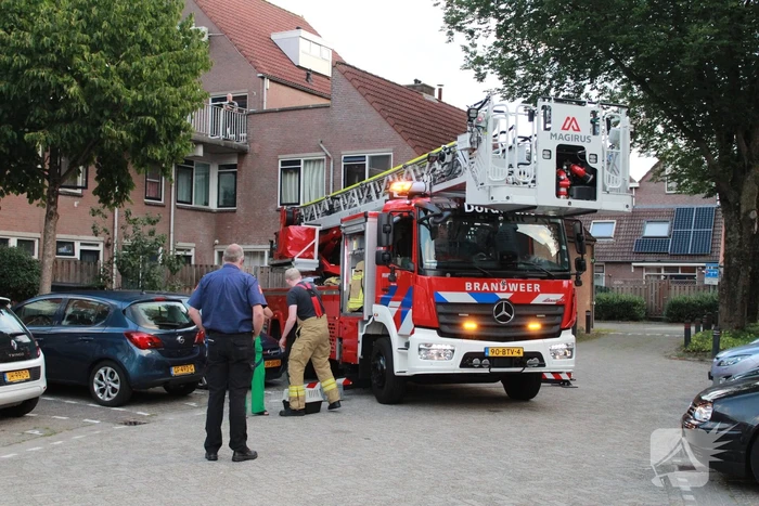 Brandweer redt kat van dak