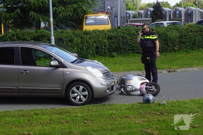 Automobilist en scooterrijder in botsing
