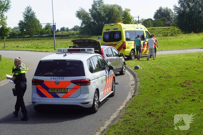 Automobilist en scooterrijder in botsing