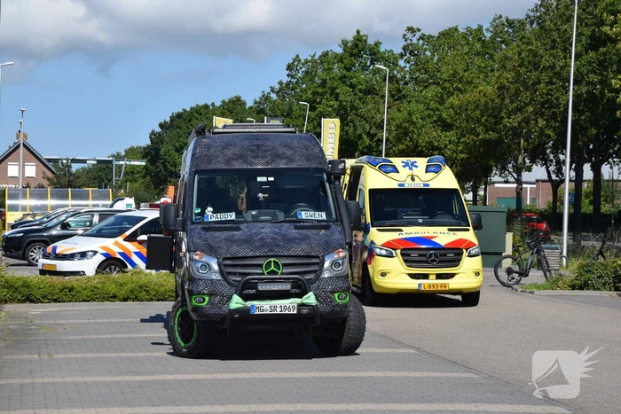Bestuurder camper en persoon op elektrische mountainbike in botsing