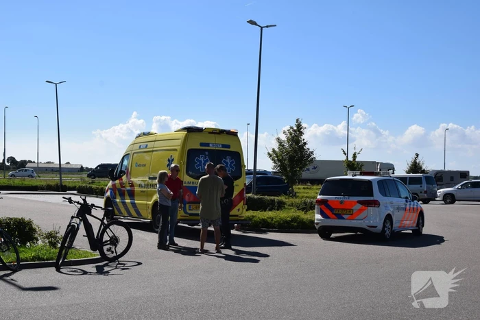 Bestuurder camper en persoon op elektrische mountainbike in botsing