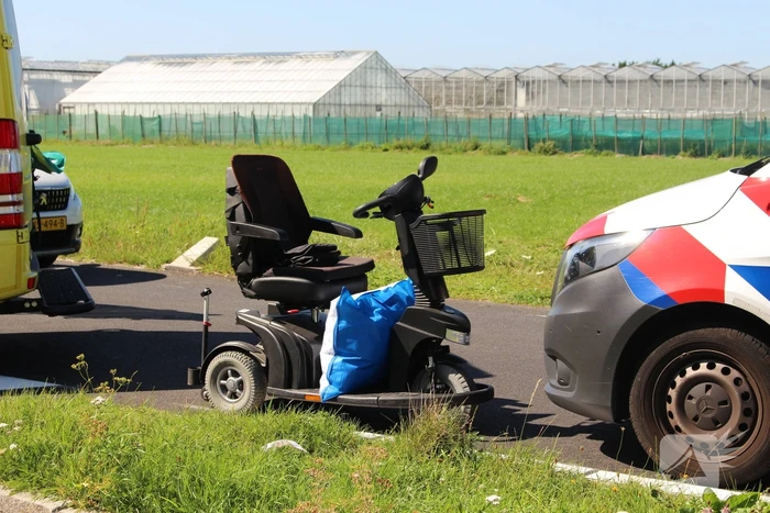 Oudere man valt met scootmobiel
